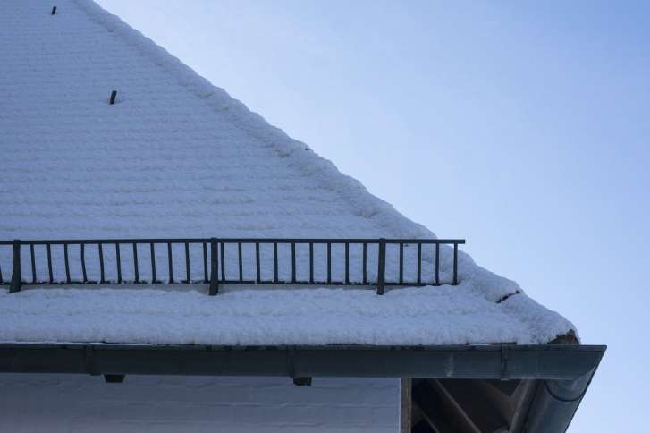 śnieg na dachu